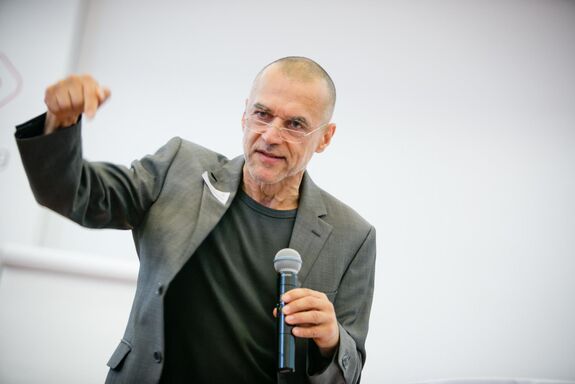 Voice sells! Die Macht der Stimme im Business Voice sells! Die Macht der Stimme im Business