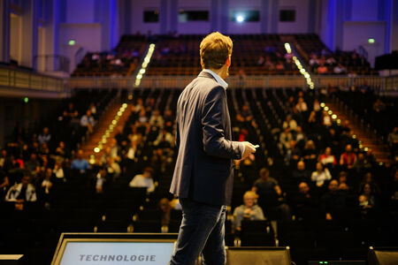 Keynote Speaker auf der Bühne bei einer Keynote